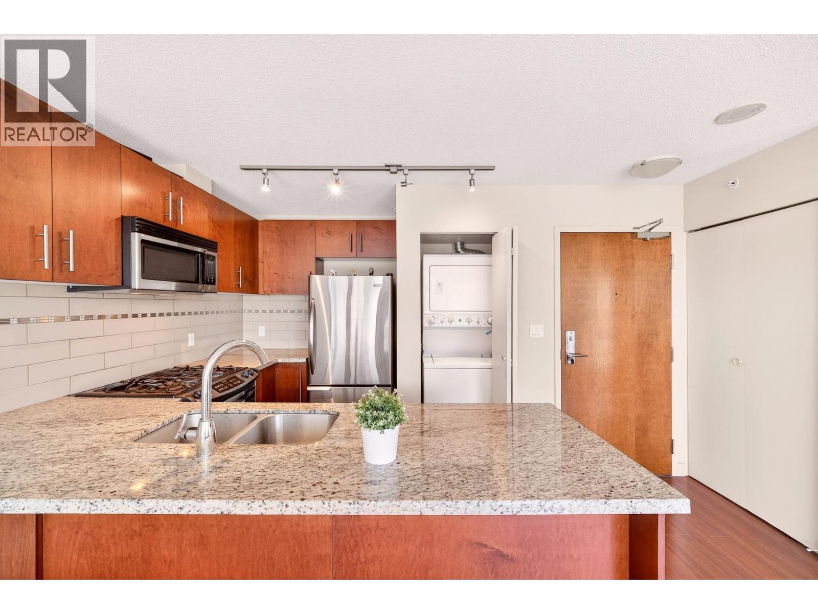 606 8280 Lansdowne Road Property Photo 6