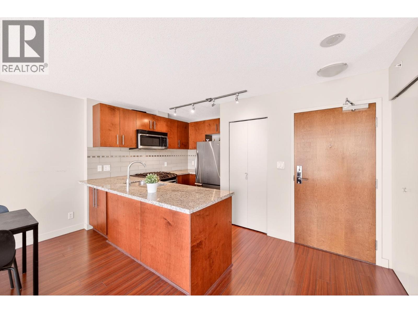 606 8280 Lansdowne Road Property Photo 7