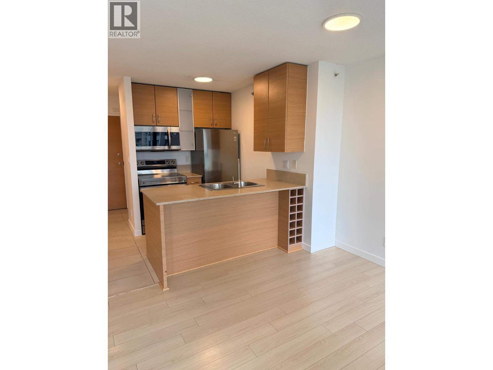 908 909 Mainland Street Property Photo 1