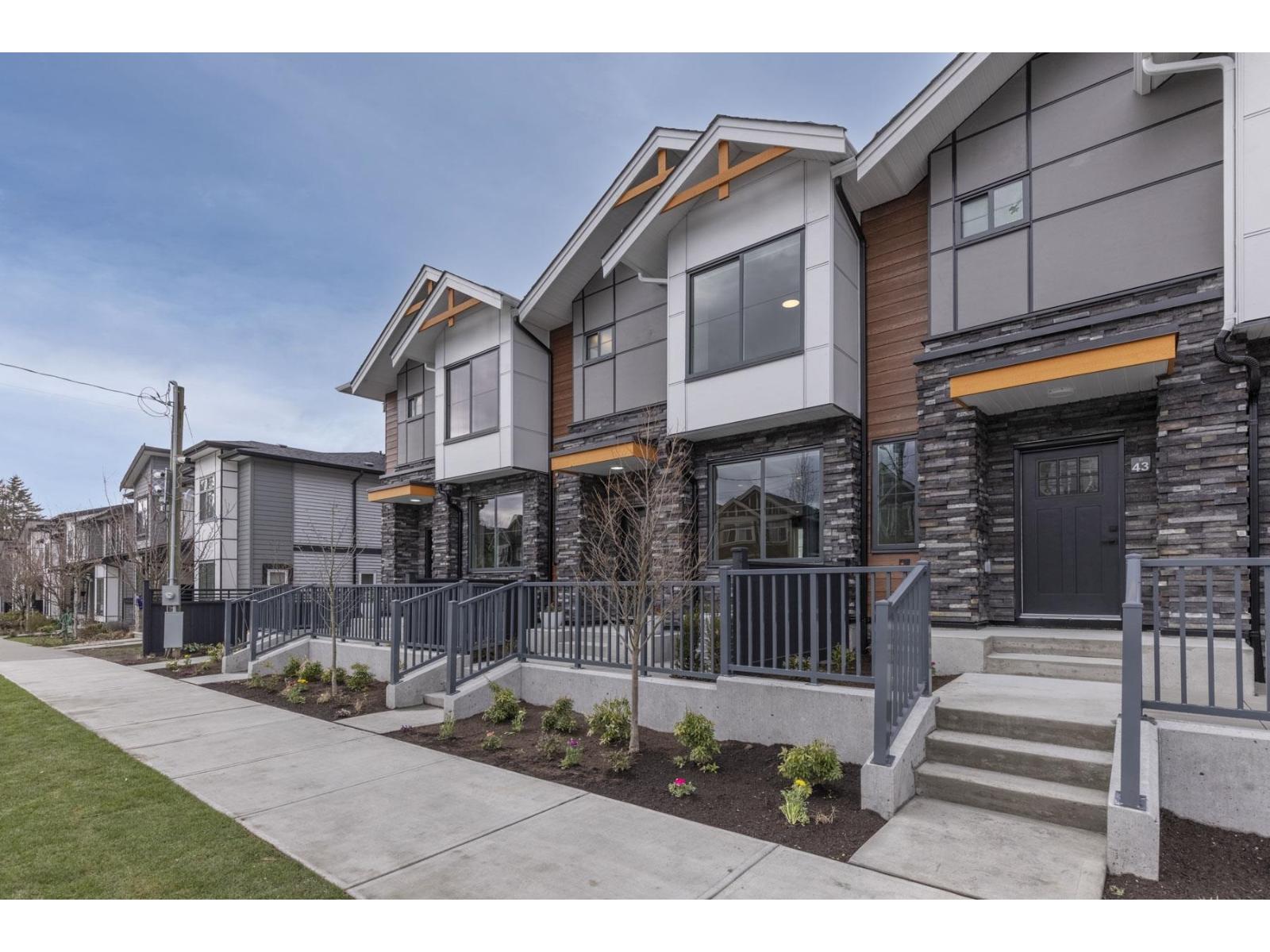 7 6035 141 Street Property Photo 3