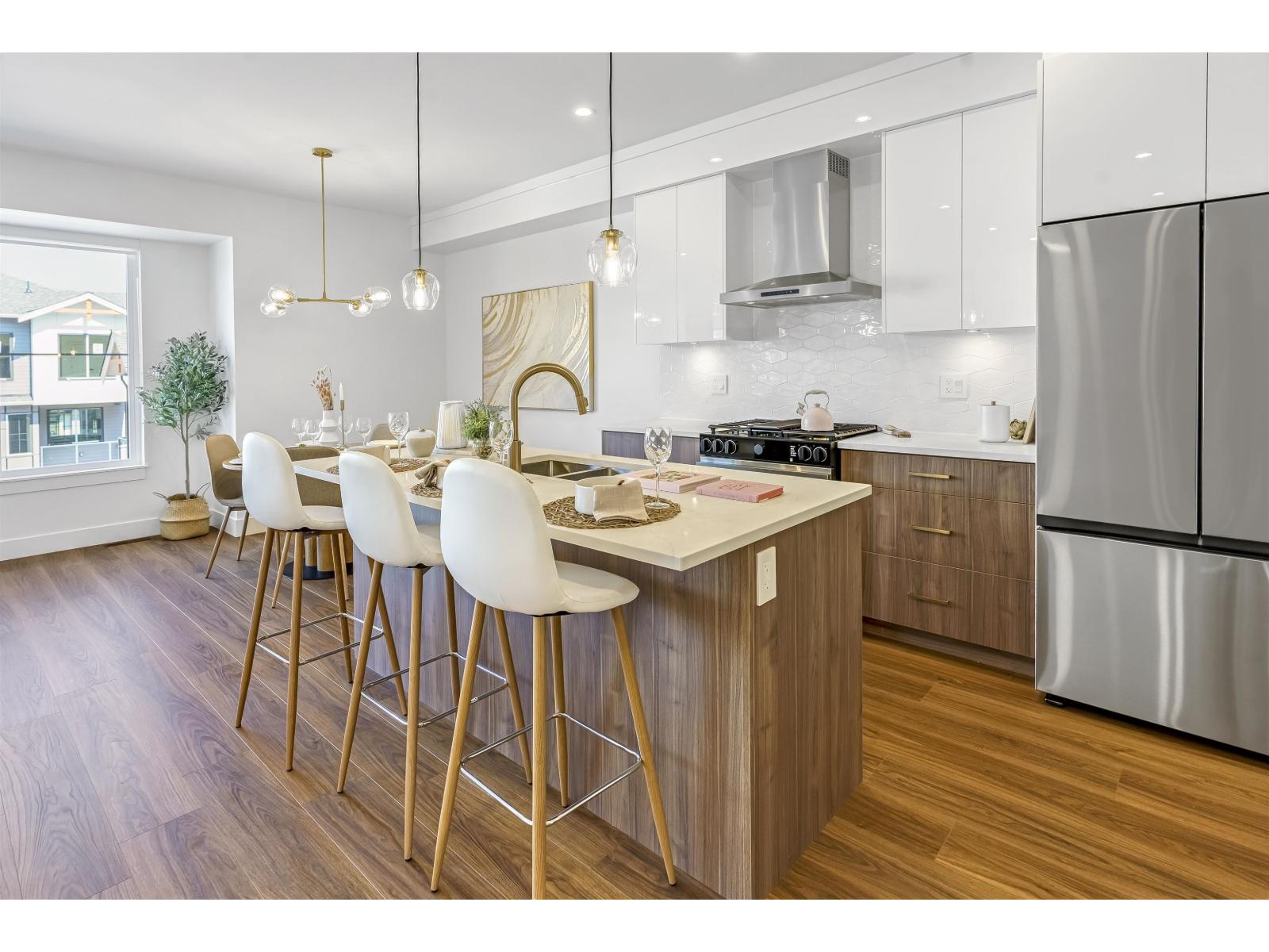 26 6035 141 Street Property Photo 1
