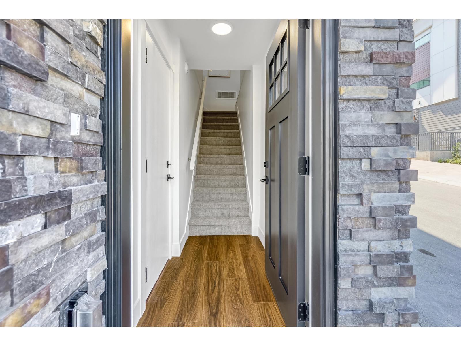 26 6035 141 Street Property Photo 5