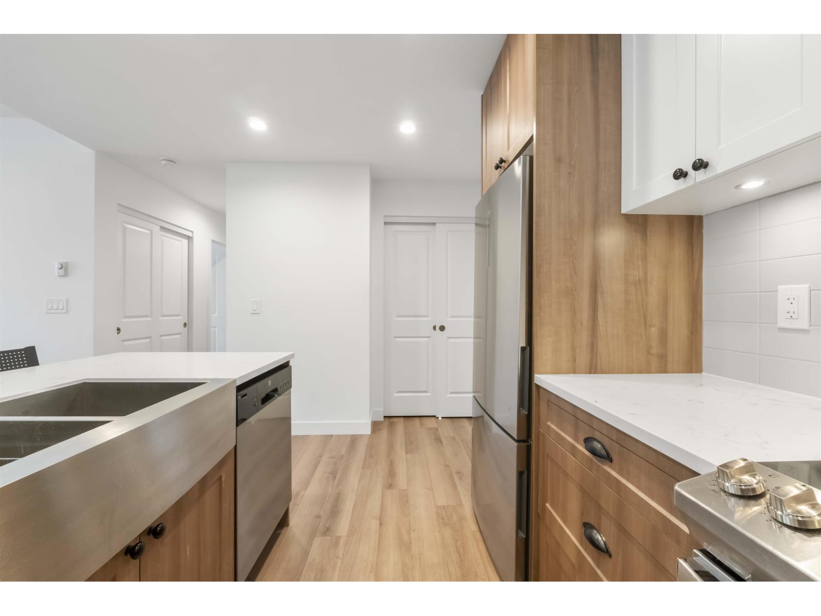 A413 20487 65 Avenue Property Photo 12