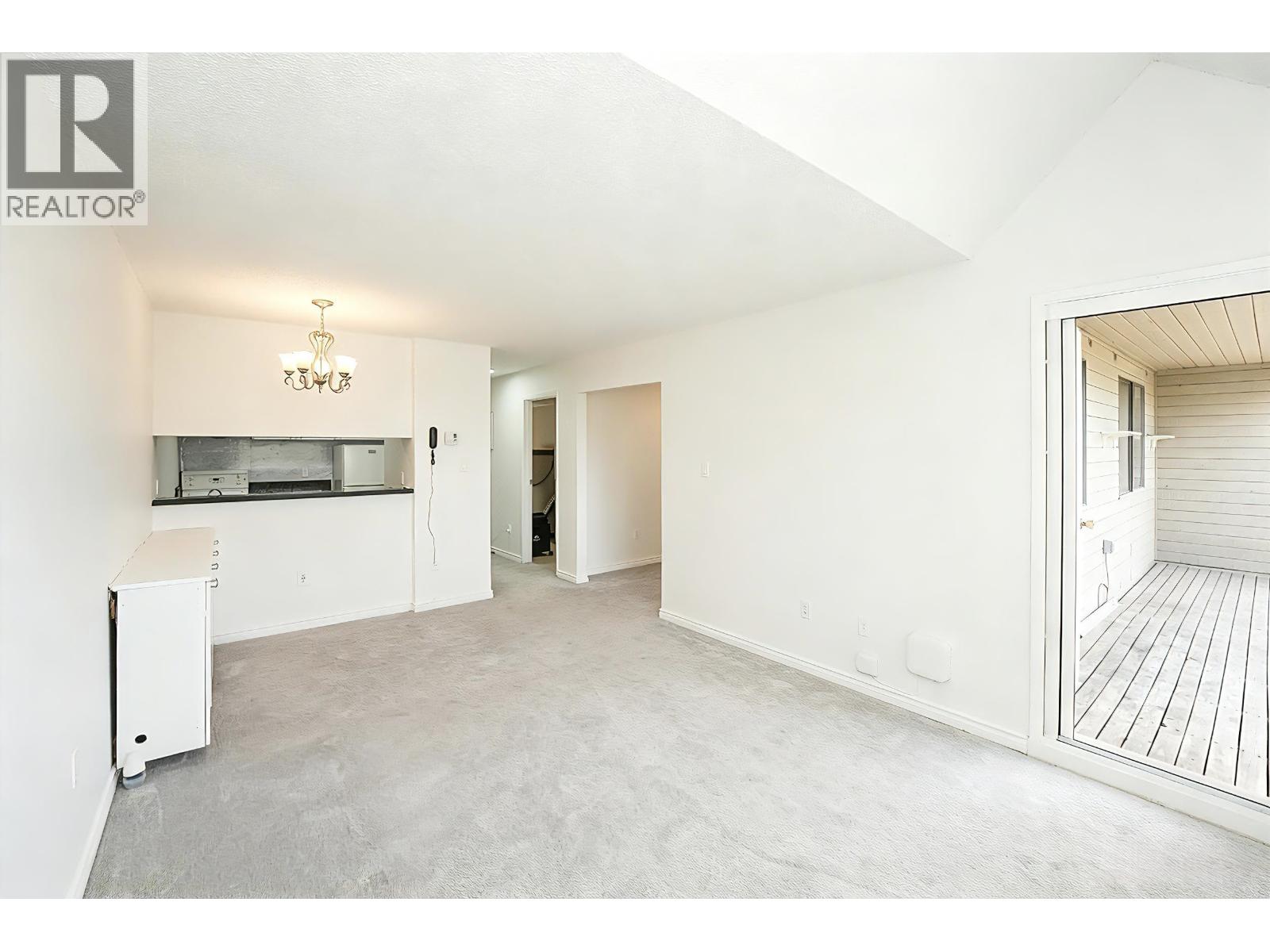 413 8120 Colonial Drive Photo de la propriété 1
