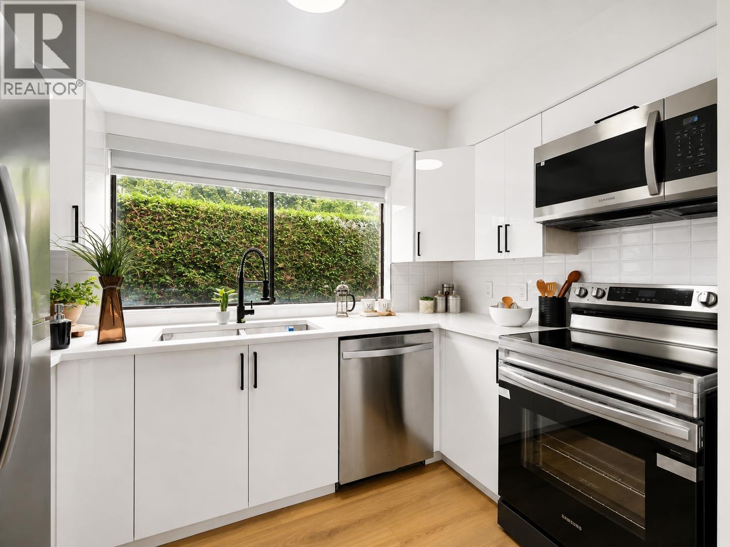 140 3031 Williams Road Property Photo 4