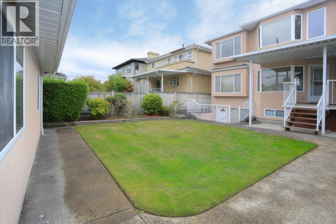6333 Butler Street Property Photo 5