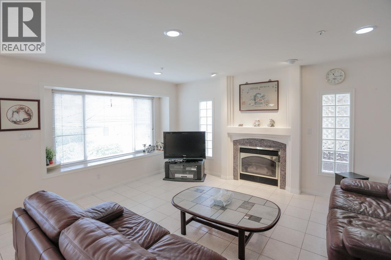 6333 Butler Street Property Photo 10
