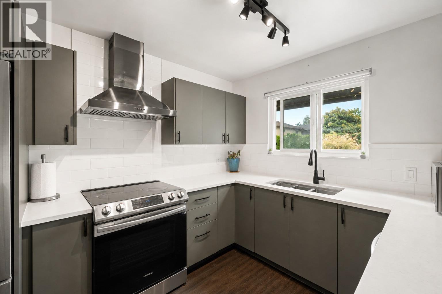 5019 57 Street Property Photo 2