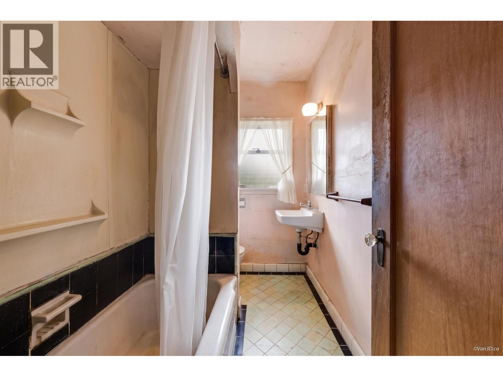96 W 16th Avenue Property Photo 27
