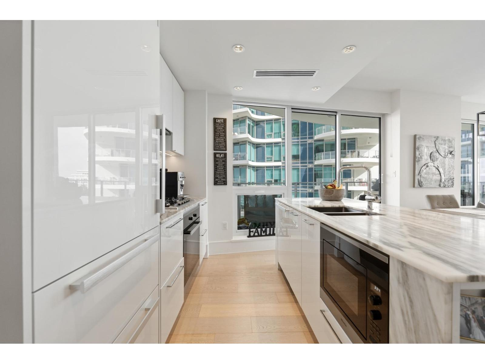 1504 1500 Martin Street Property Photo 6
