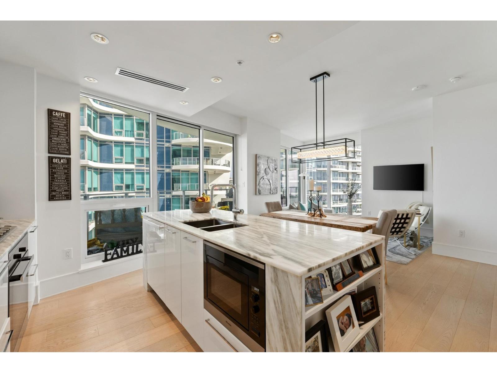 1504 1500 Martin Street Property Photo 7