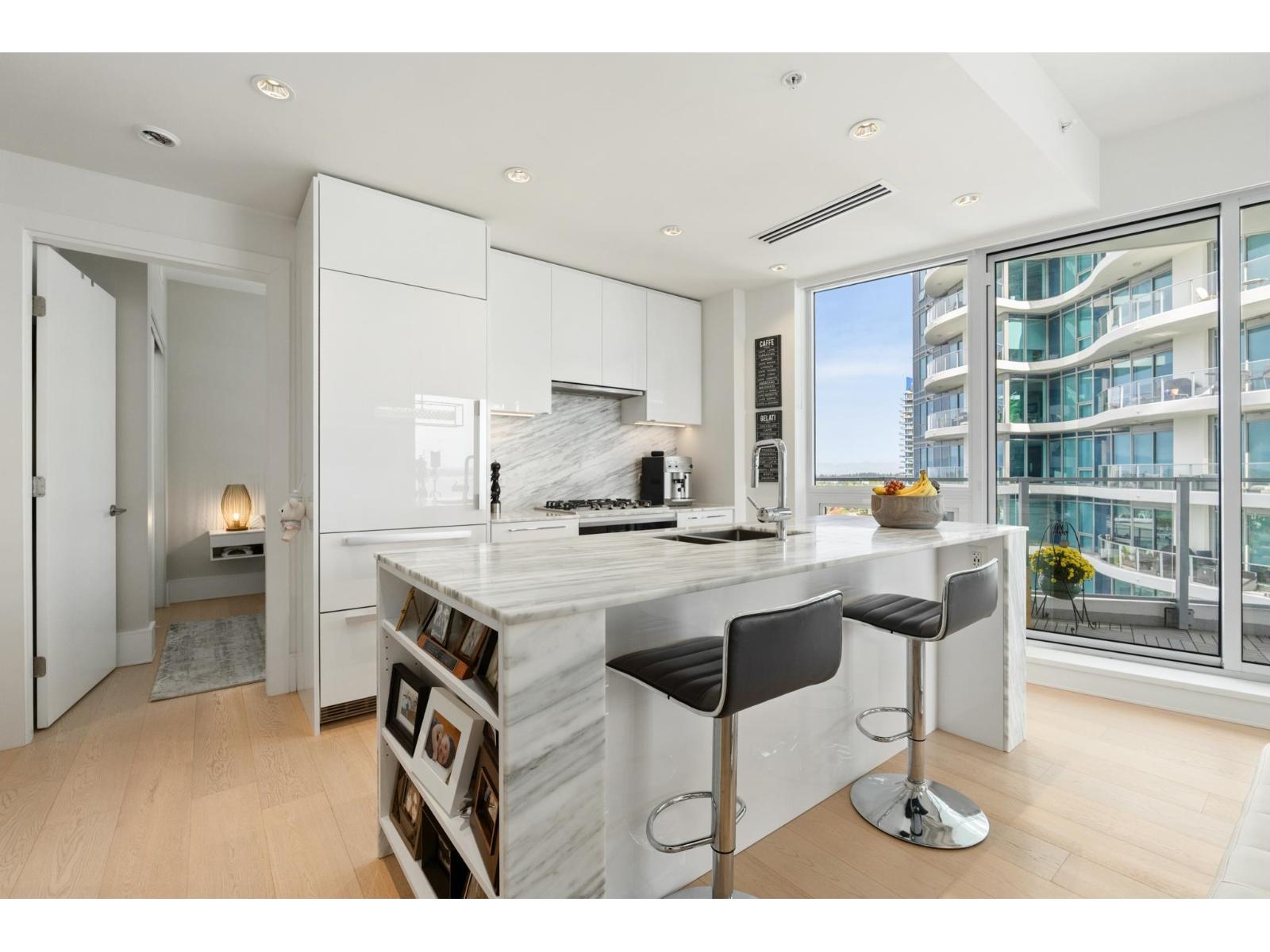 1504 1500 Martin Street Property Photo 8