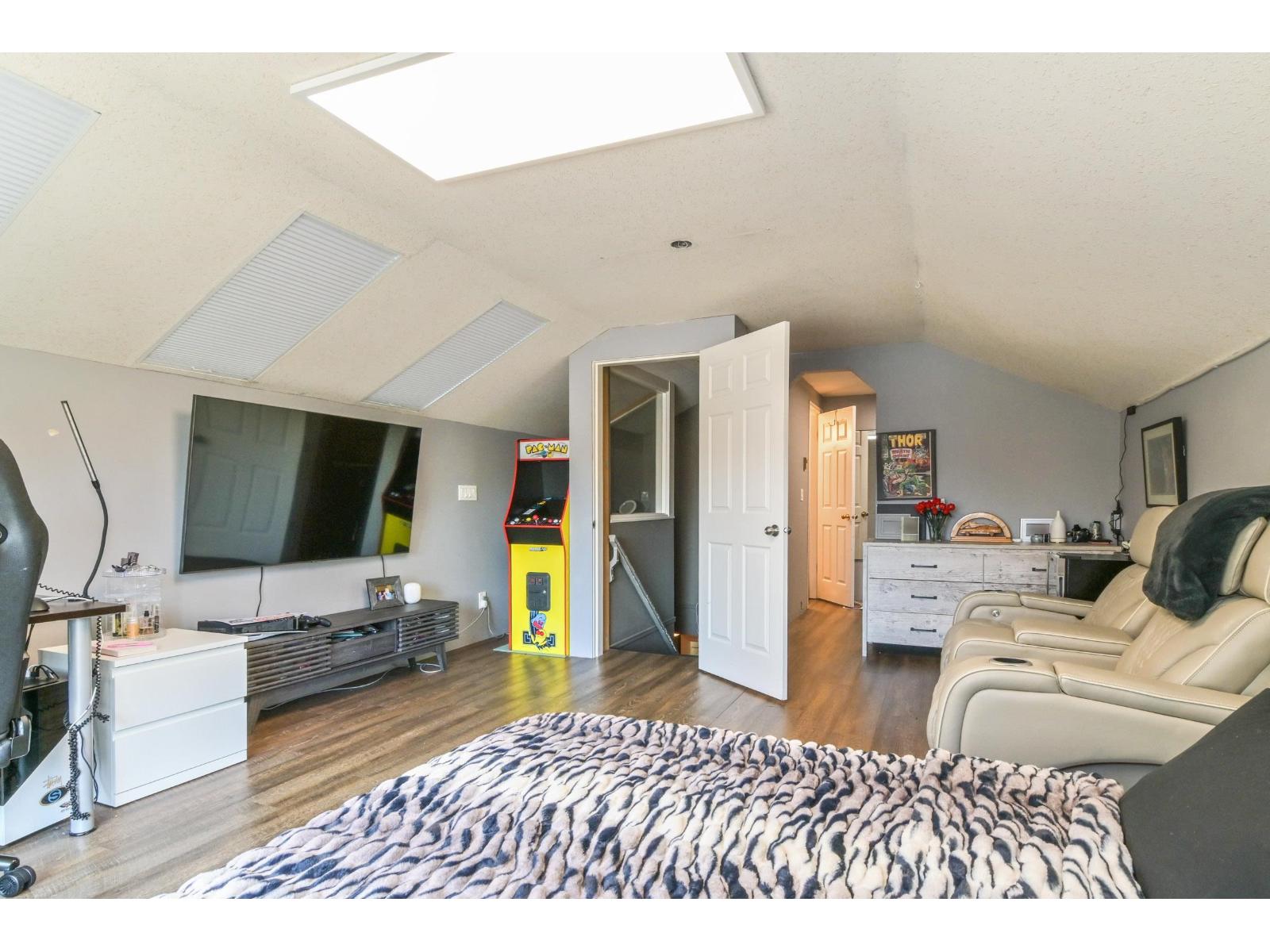 16281 11 Avenue Property Photo 28