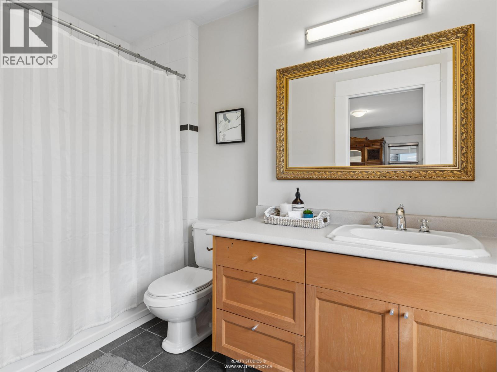 559 W 18th Avenue Property Photo 19
