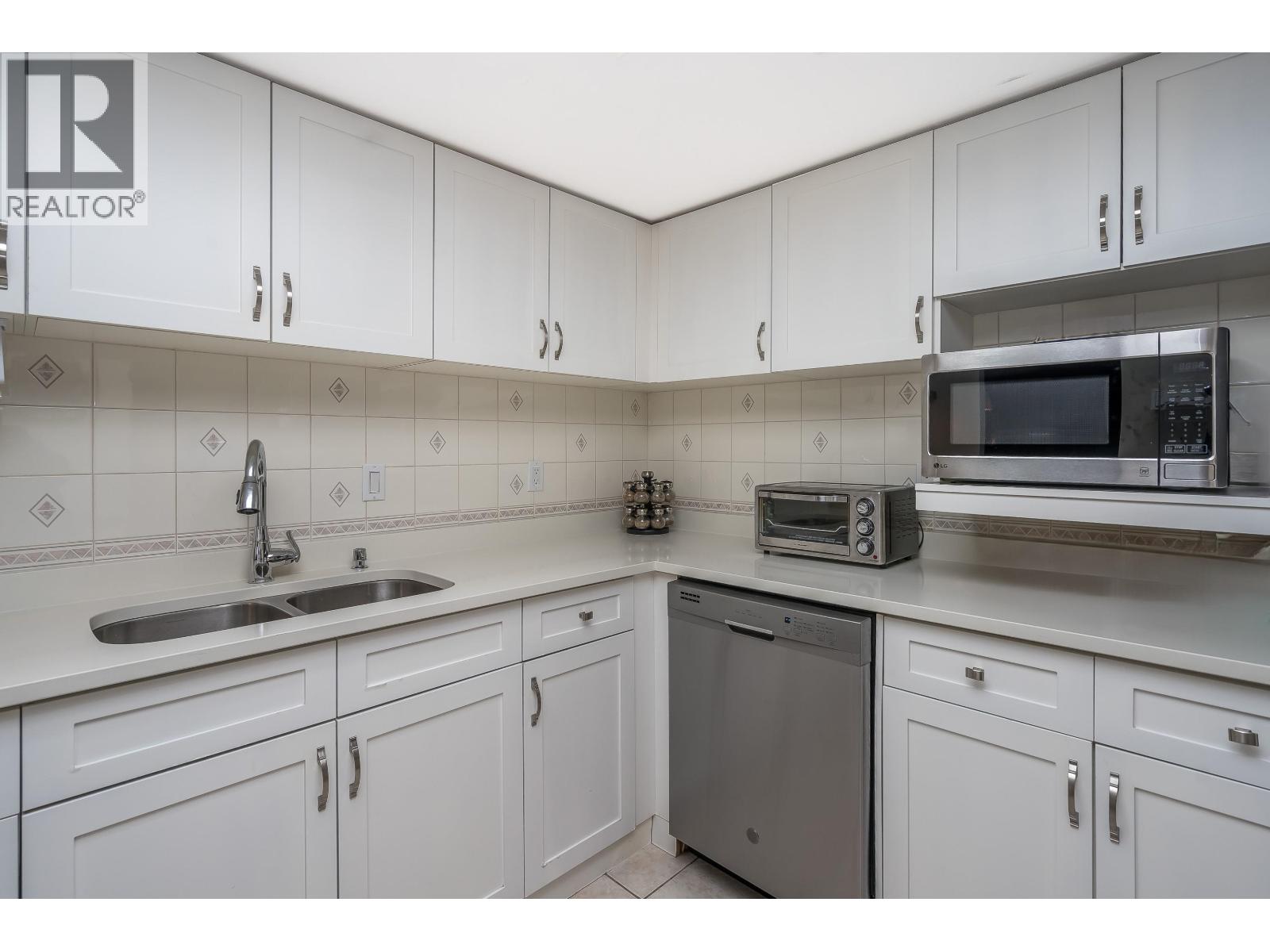 508 1350 View Crescent Property Photo 12