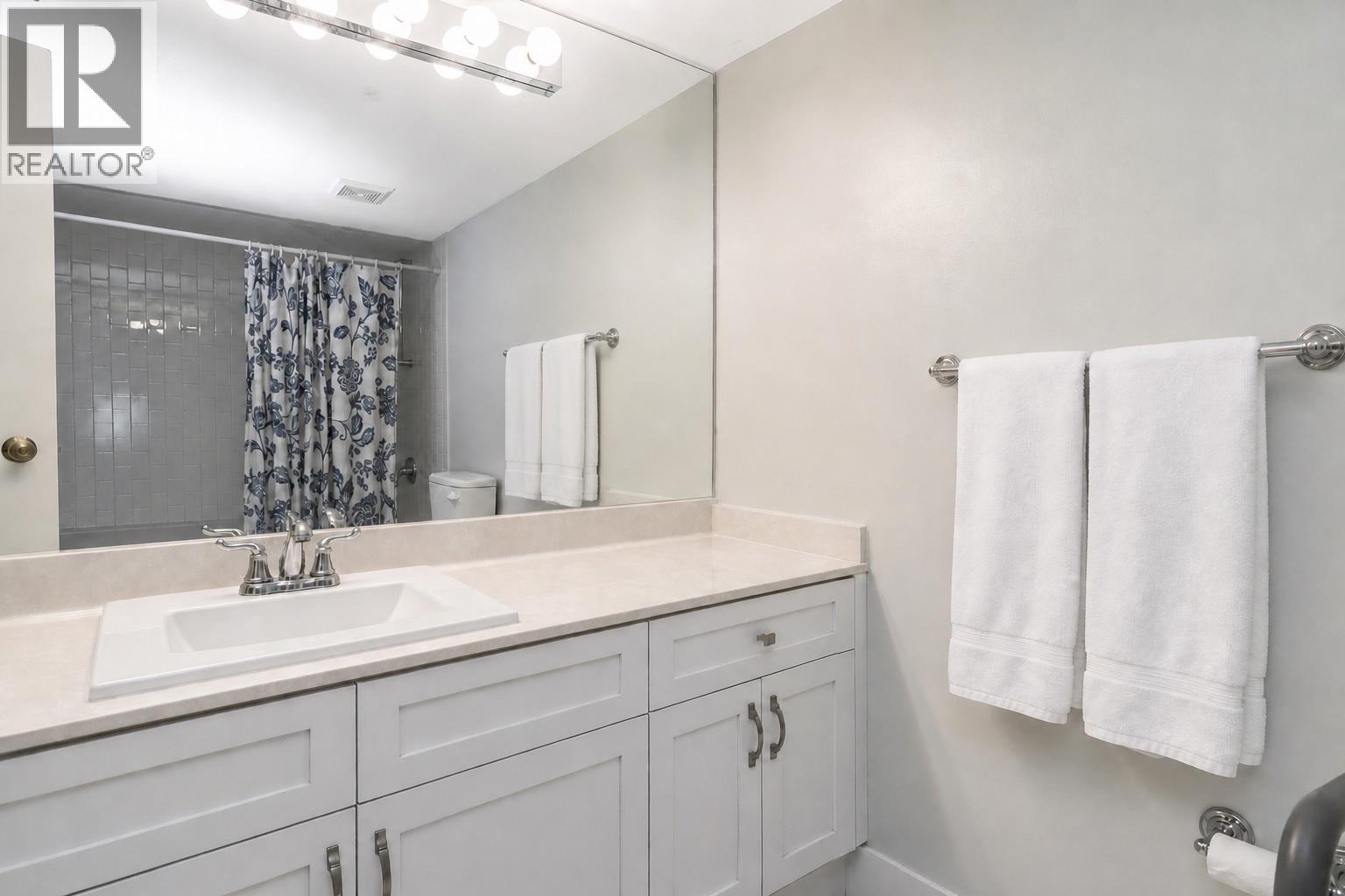 508 1350 View Crescent Property Photo 20