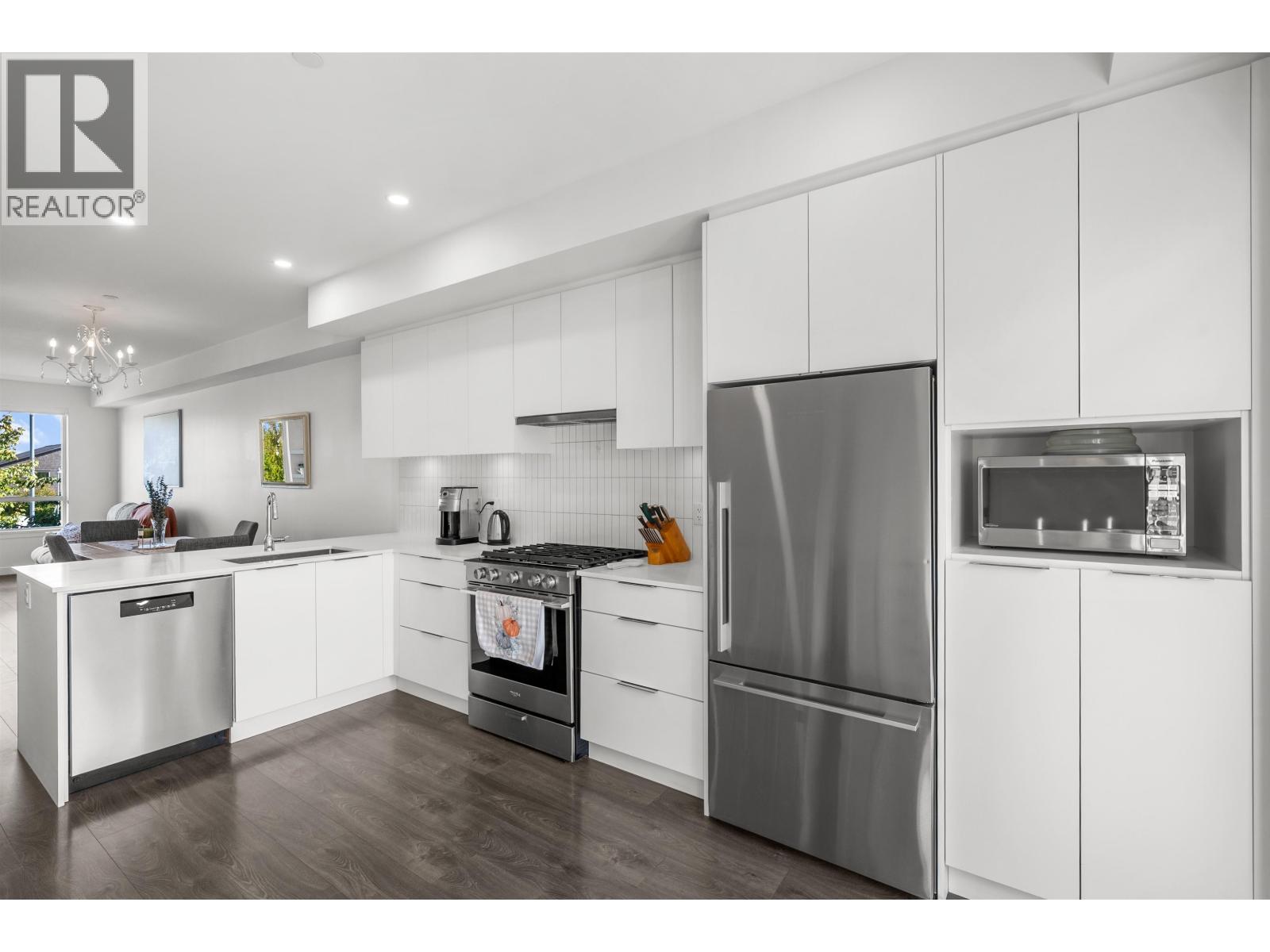 15 4292 Wolf Way Property Photo 1