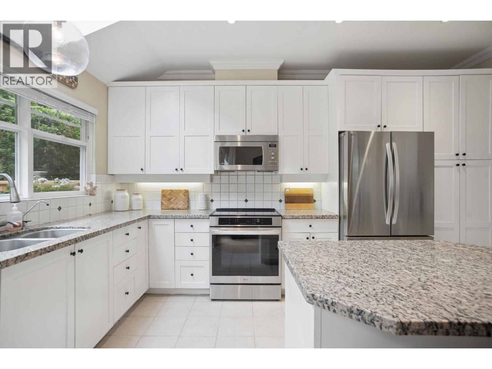 5380 Larch Street Property Photo 14