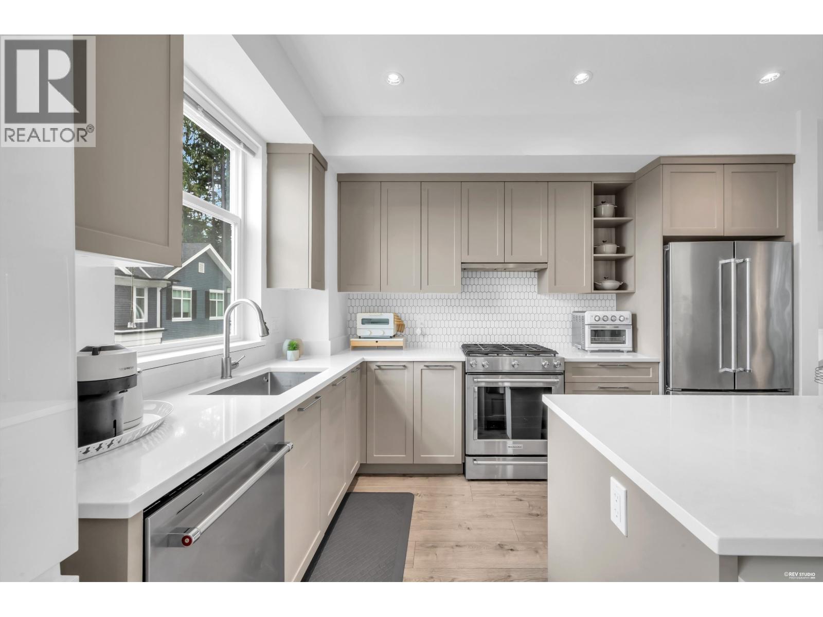163 3565 Baycrest Avenue Property Photo 8