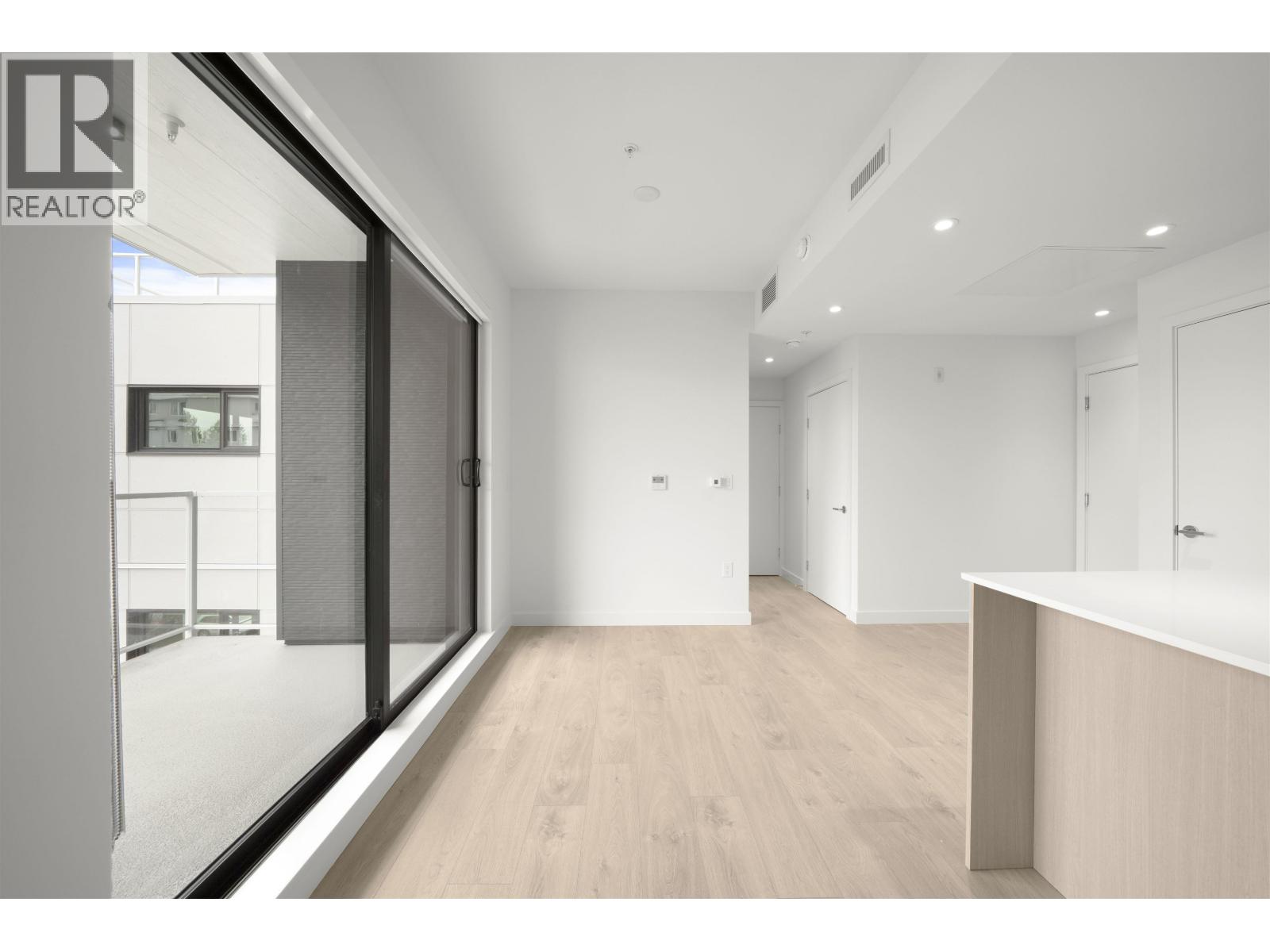 408 4928 Quebec Street Property Photo 4