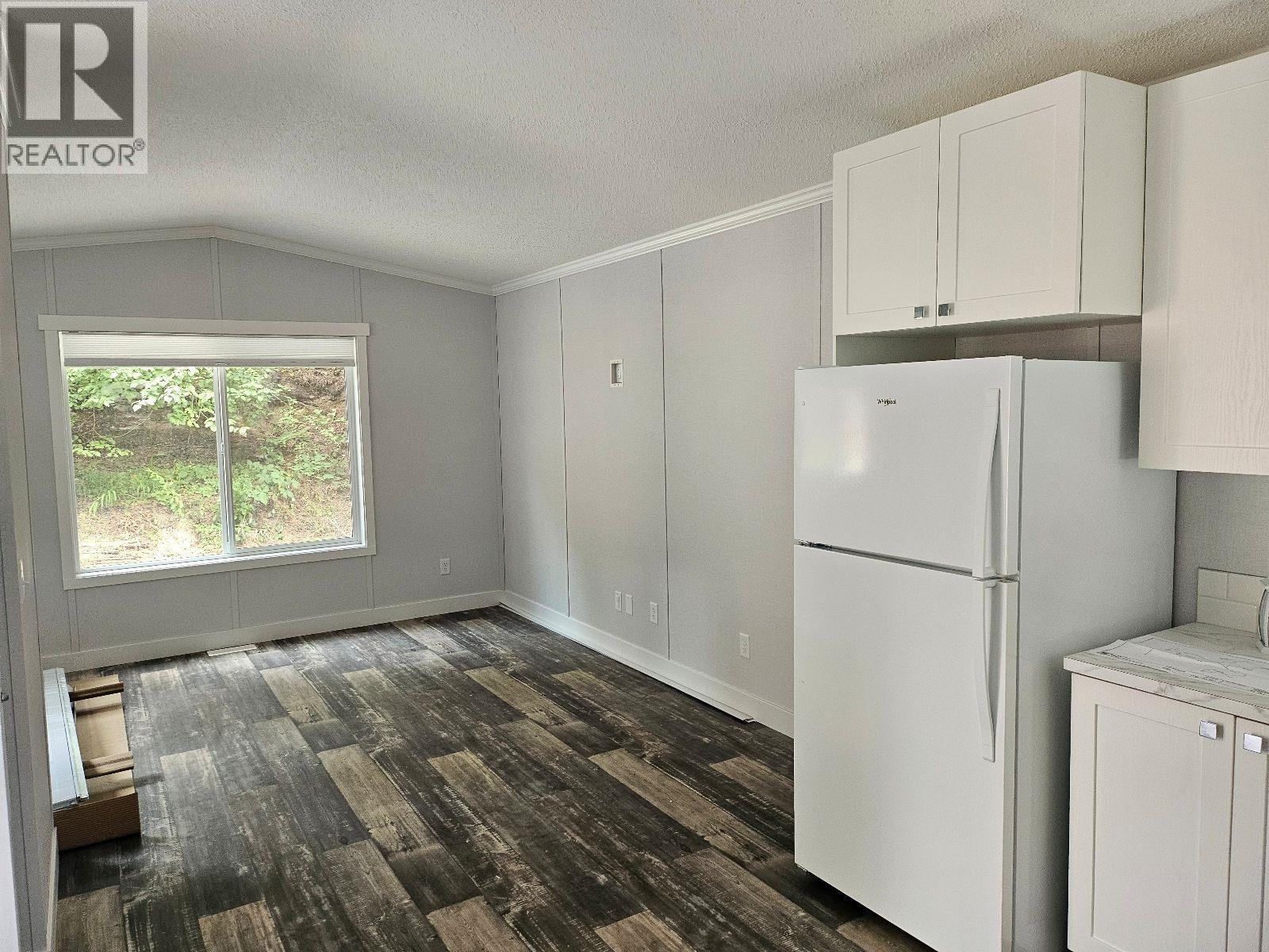 16 5288 Selma Park Road Property Photo 4