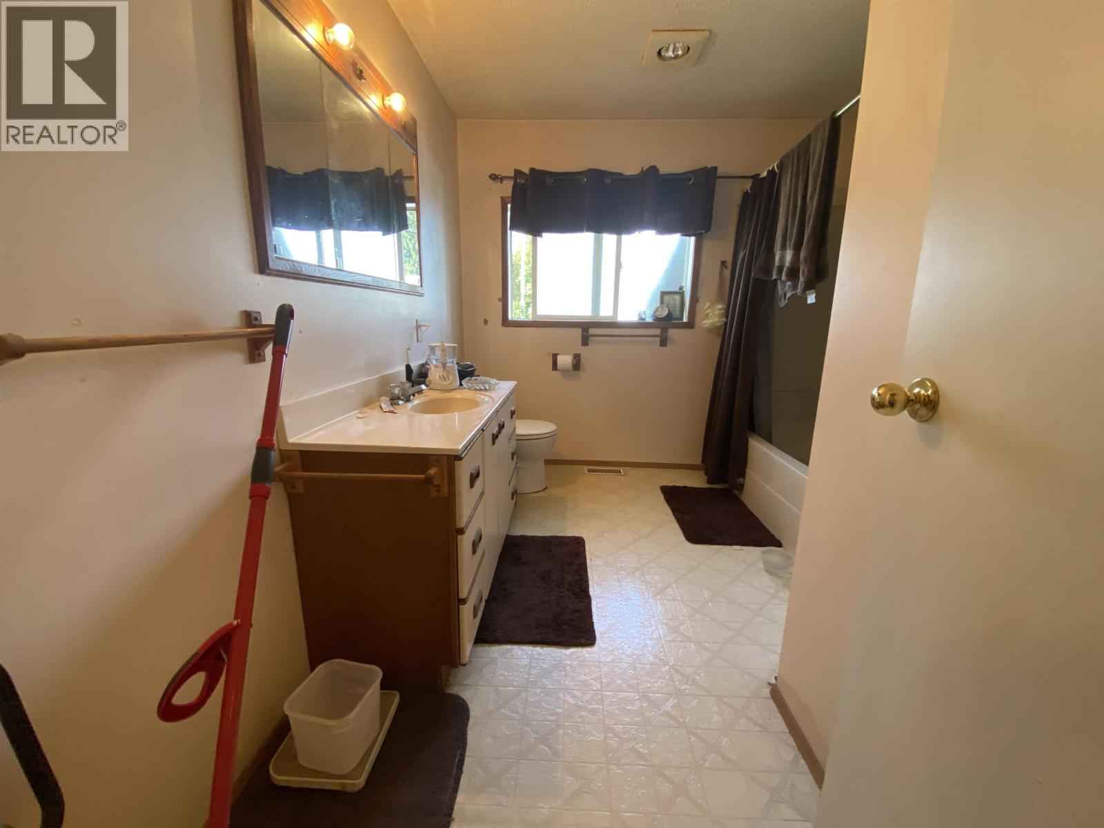 2710 Hall Street Property Photo 5