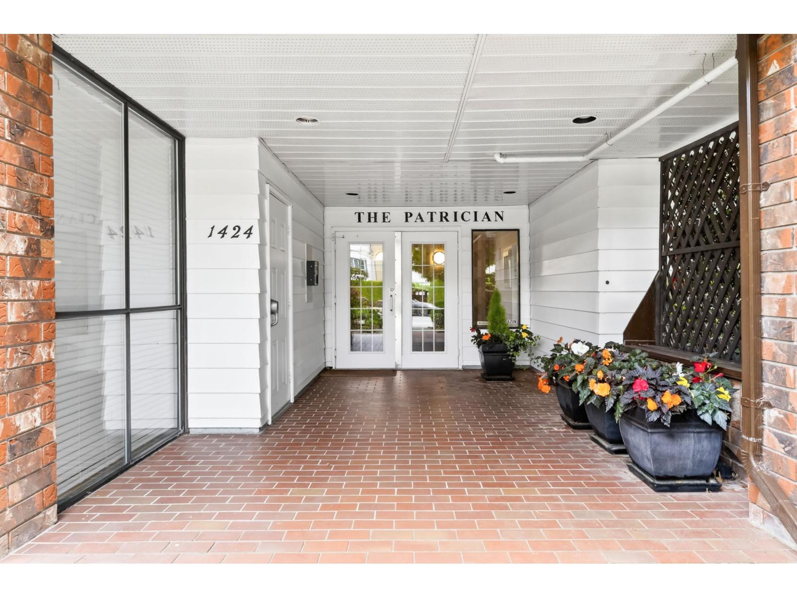 102 1424 Martin Street Property Photo 1