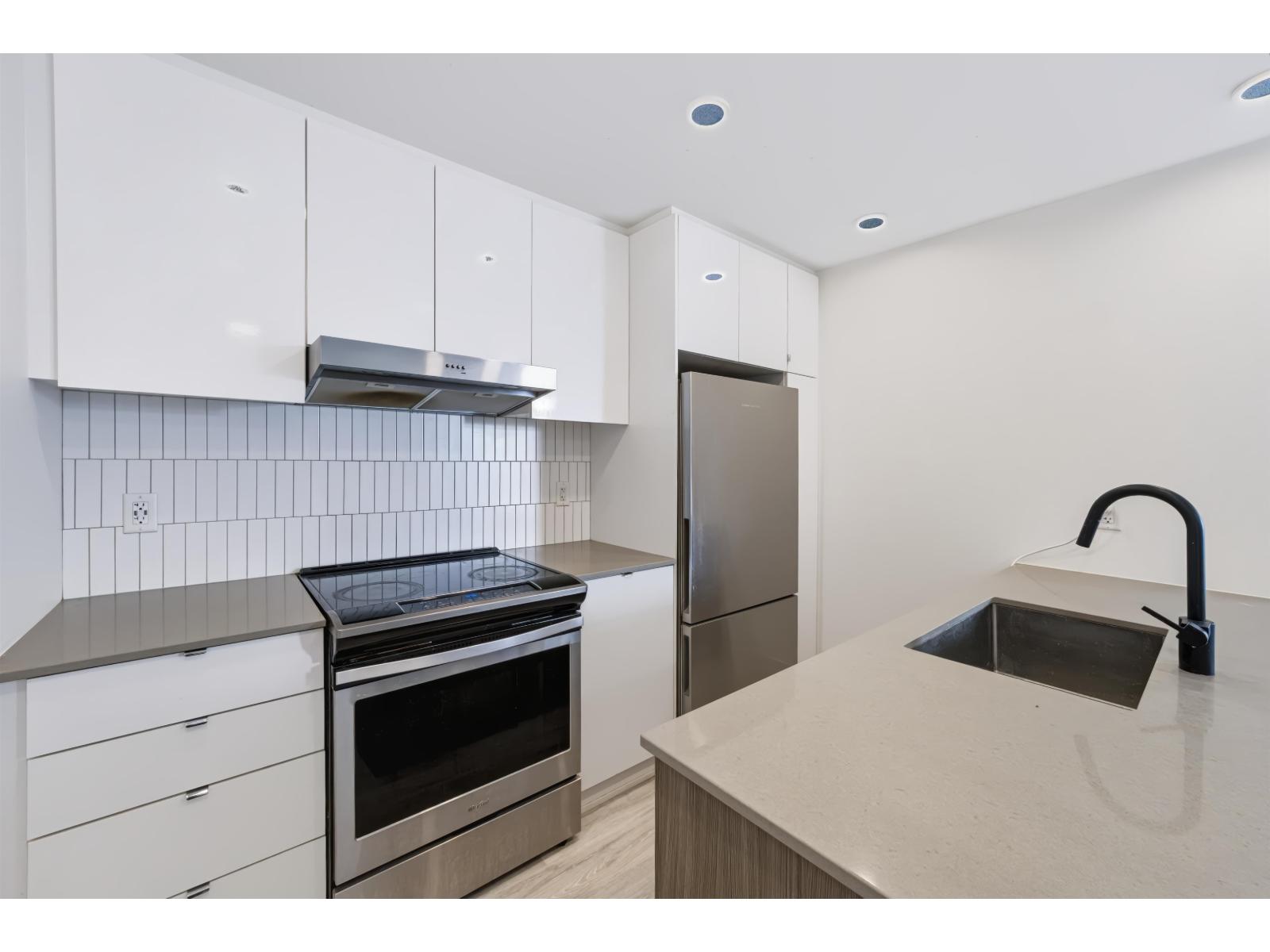 407 32838 Landeau Place Property Photo 7
