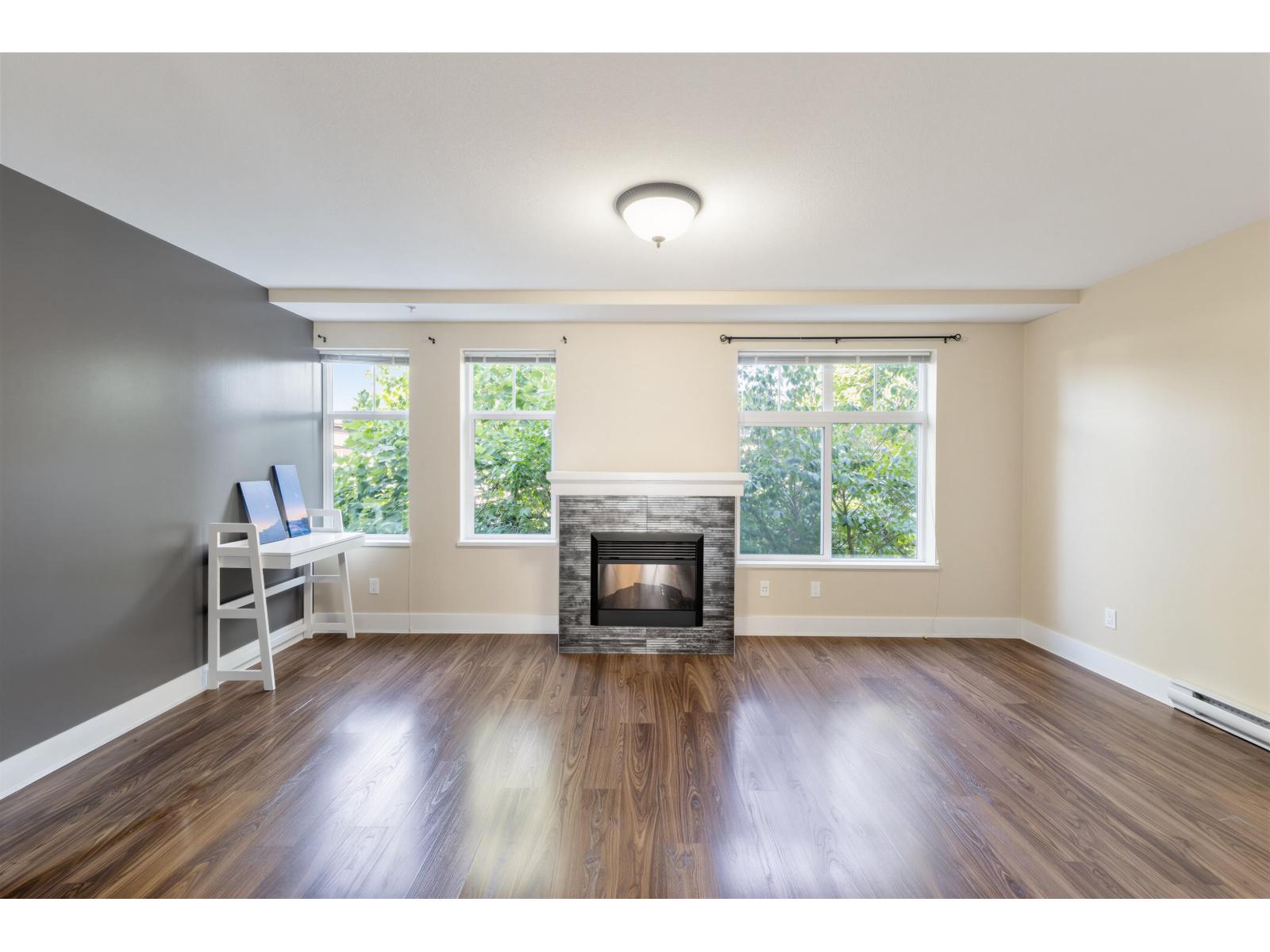 83 15833 26 Avenue Property Photo 3