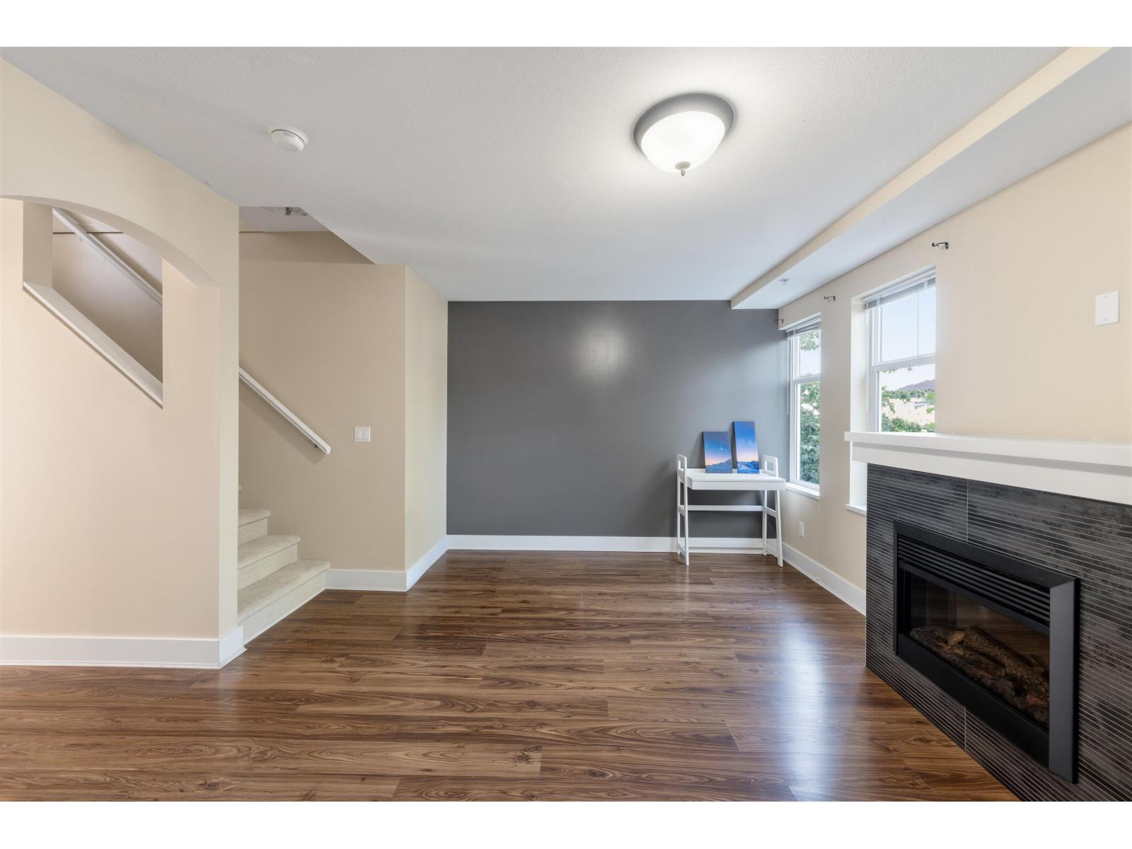 83 15833 26 Avenue Property Photo 6