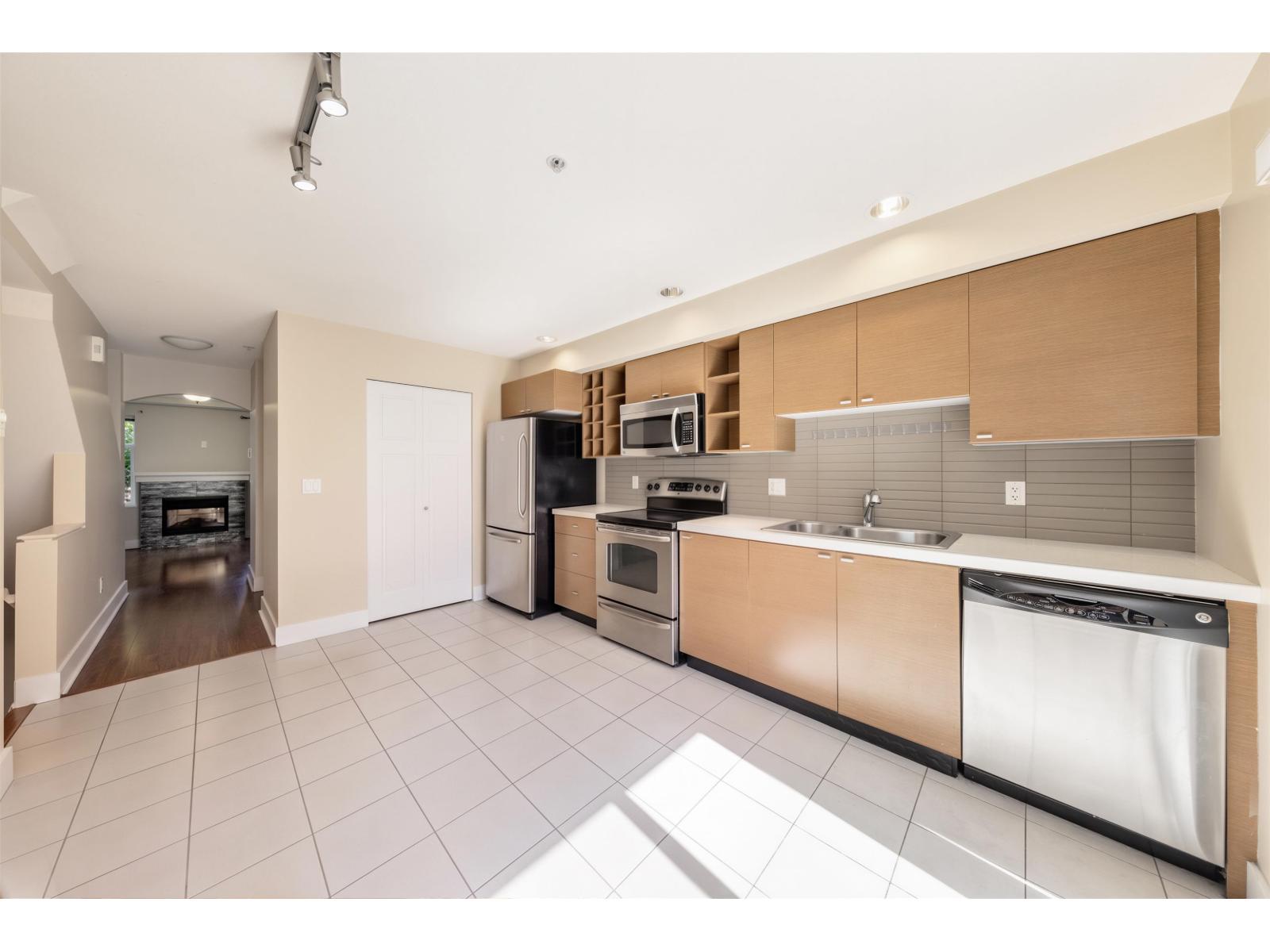 83 15833 26 Avenue Property Photo 11