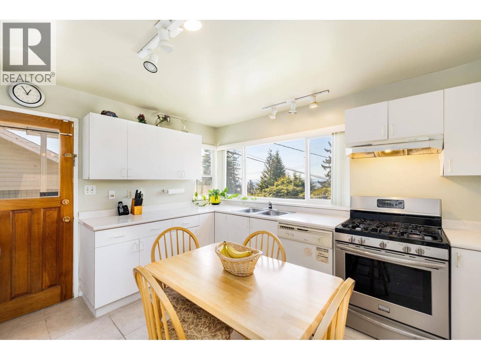 454 Monteray Avenue Property Photo 10