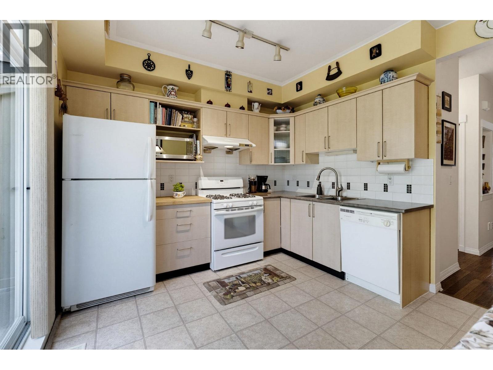 34 6300 Alder Street Property Photo 12