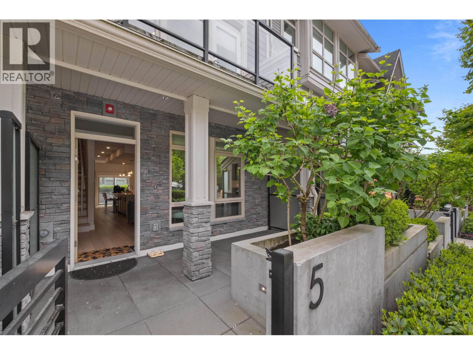 5 115 W Queens Road Property Photo 2