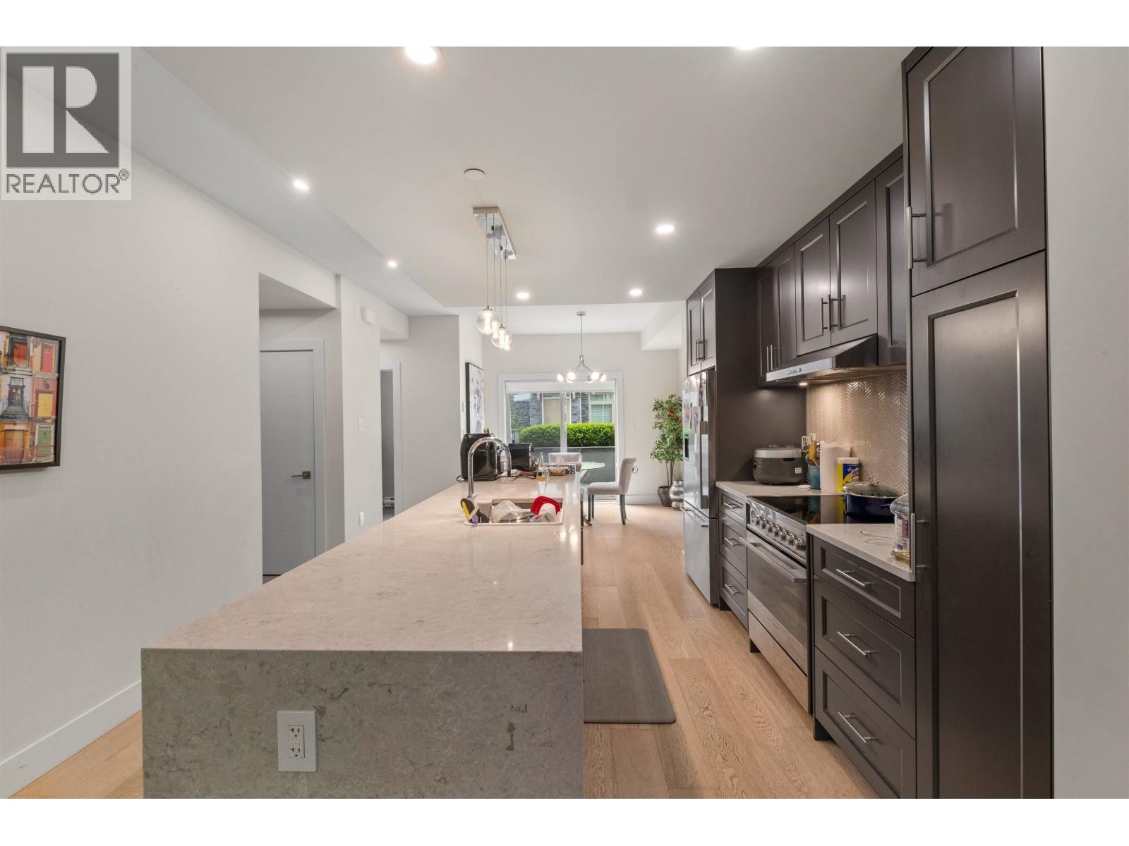 5 115 W Queens Road Property Photo 3