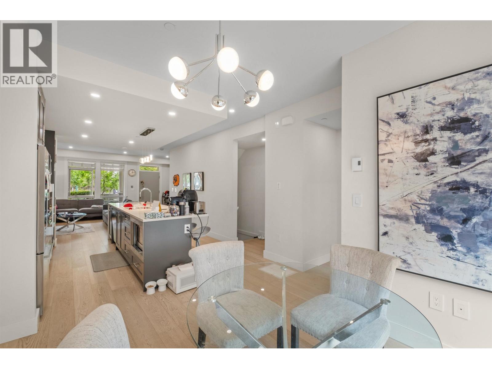 5 115 W Queens Road Property Photo 8