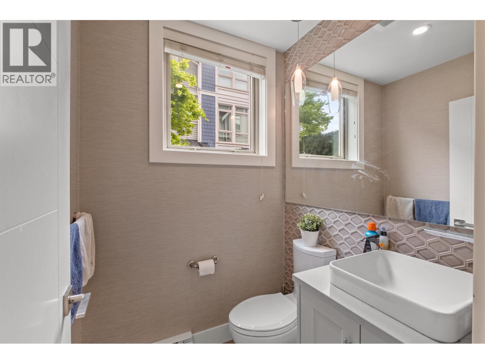5 115 W Queens Road Property Photo 11