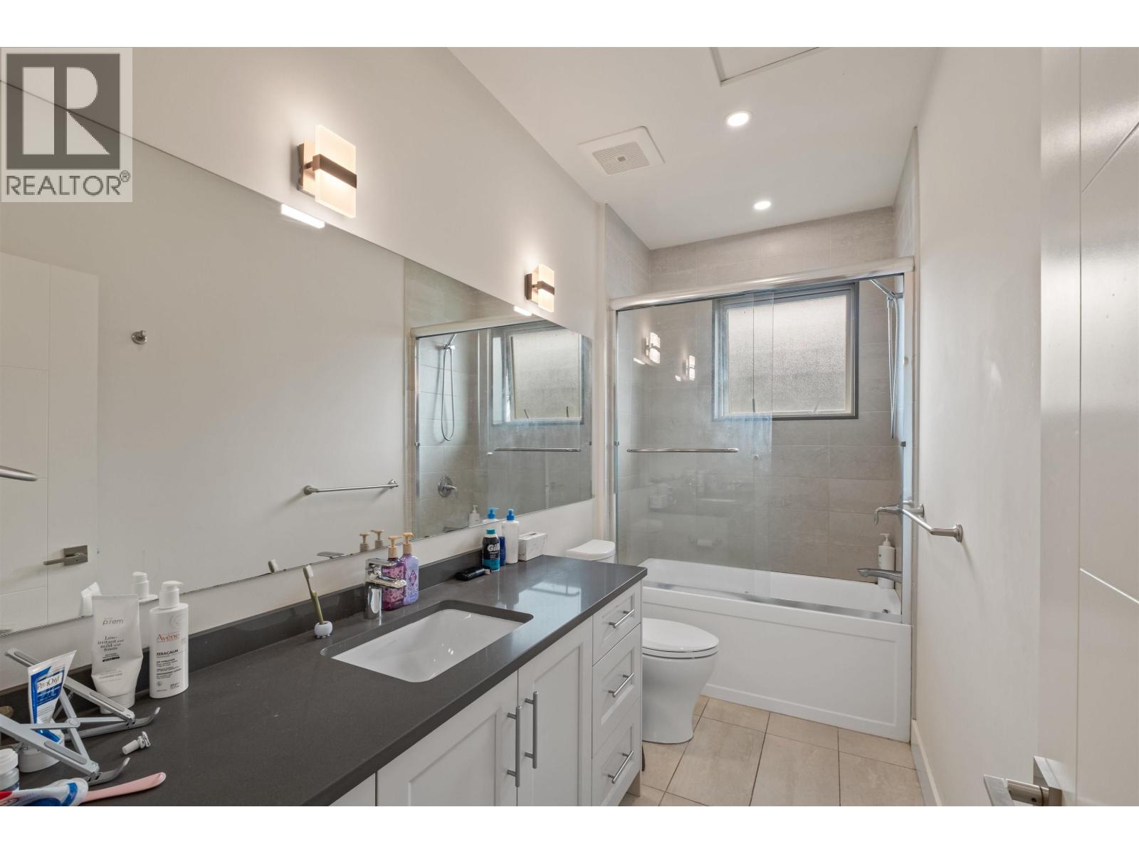 5 115 W Queens Road Property Photo 16