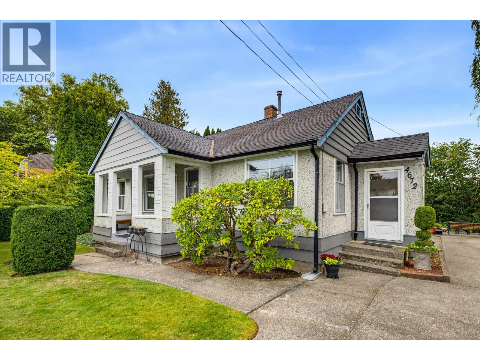 4672 47a Street Property Photo 2
