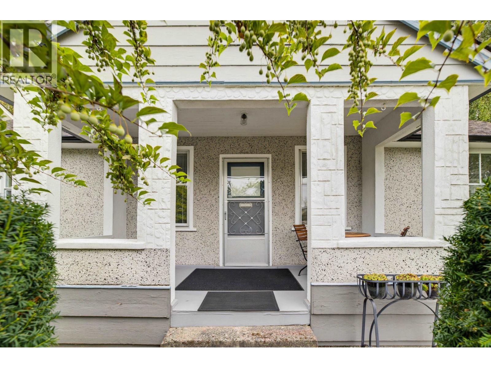 4672 47a Street Property Photo 3