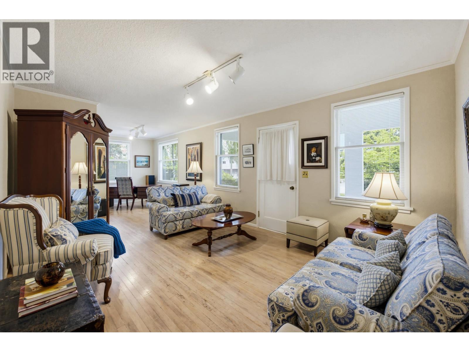 4672 47a Street Property Photo 5