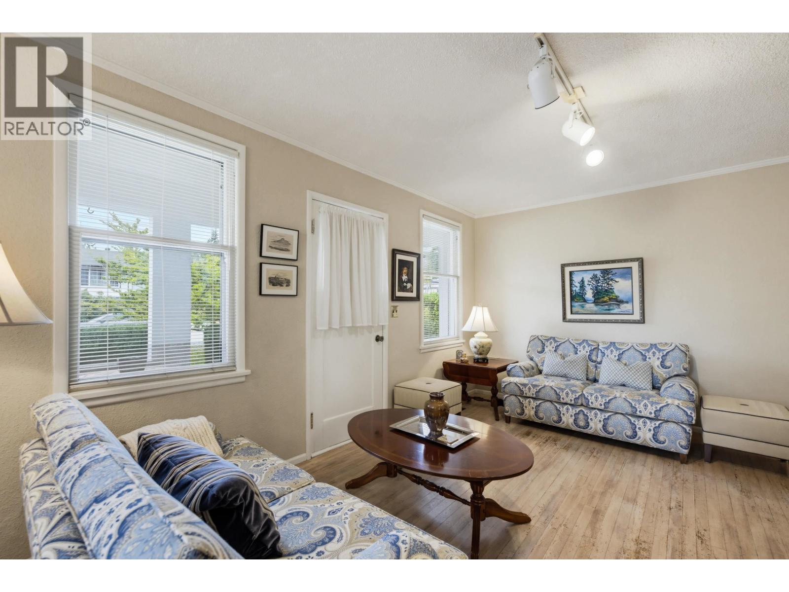 4672 47a Street Property Photo 6