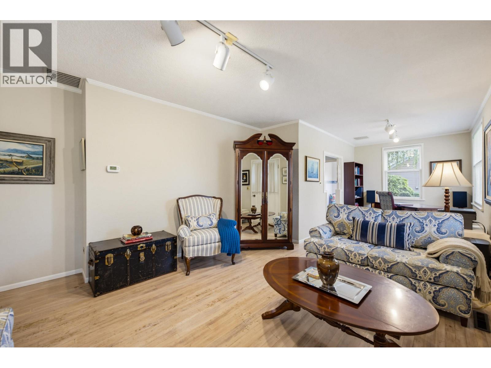 4672 47a Street Property Photo 9