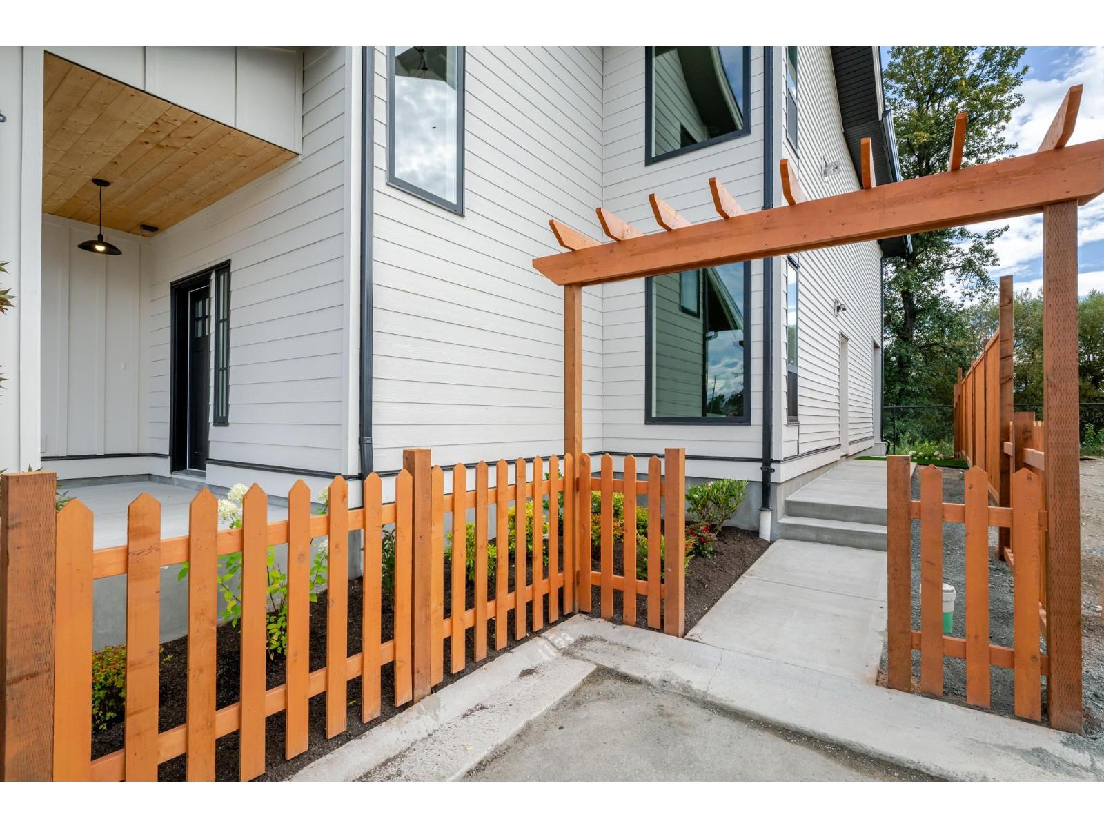 9 5924 Riverside Street Property Photo 4