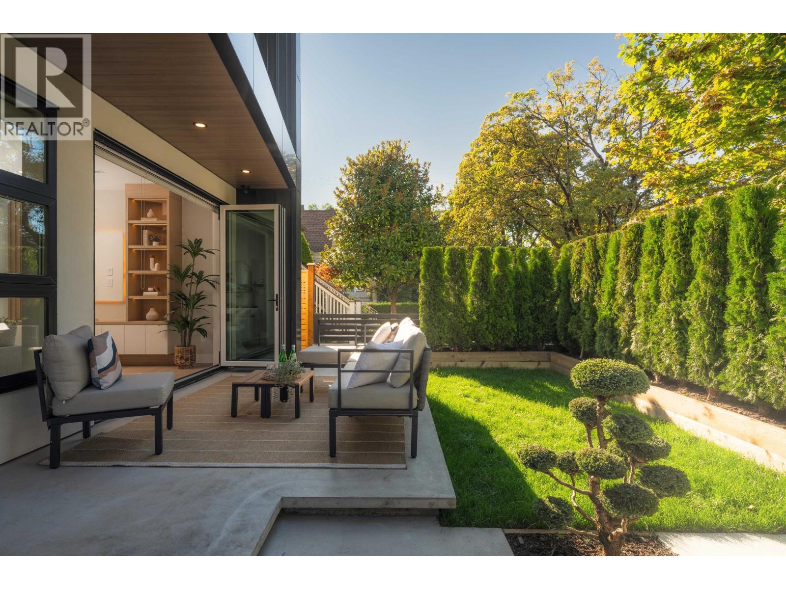 1 470 W 20 Avenue Photo de la propriété 1