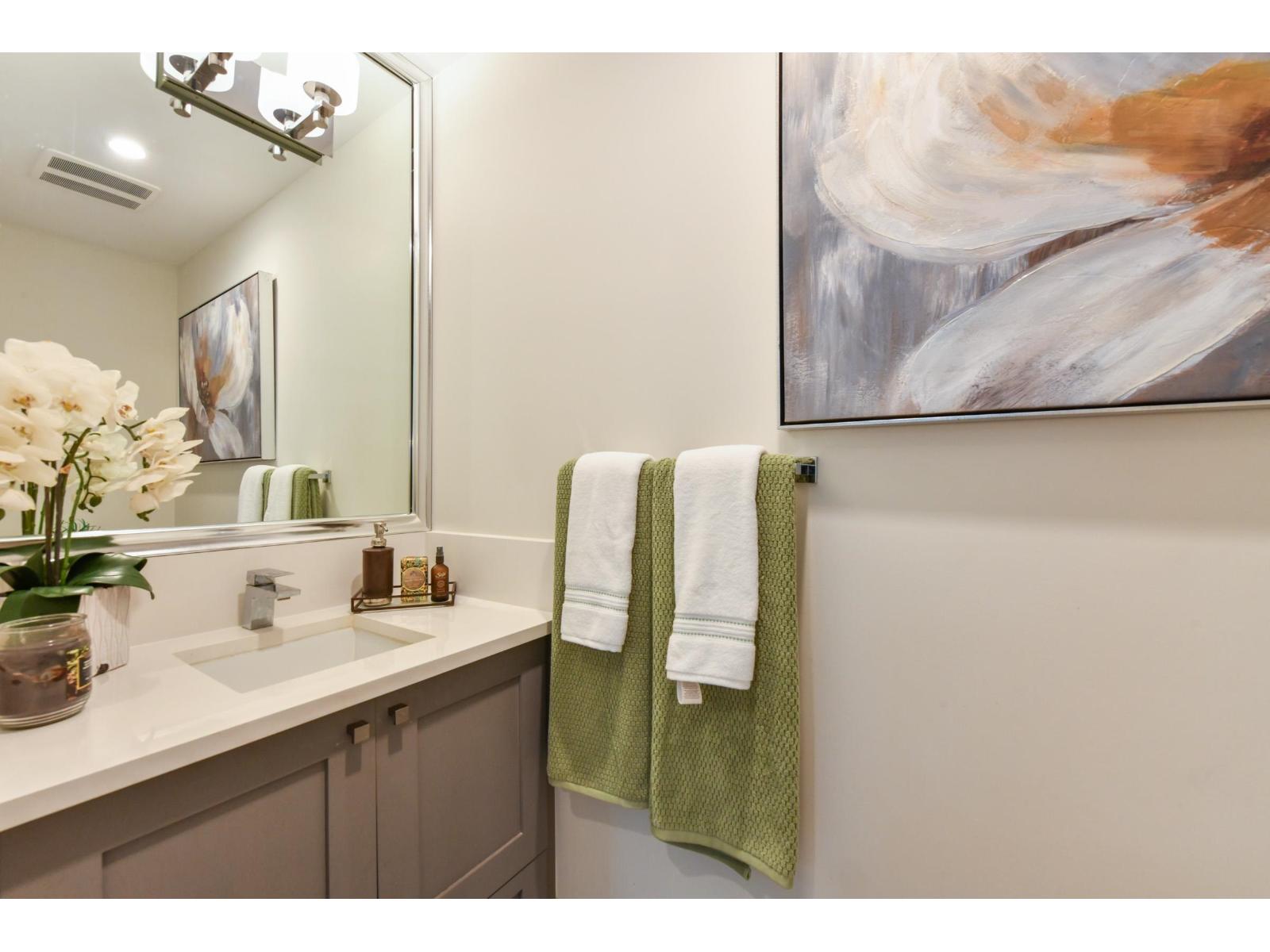 216 14855 Thrift Avenue Property Photo 18
