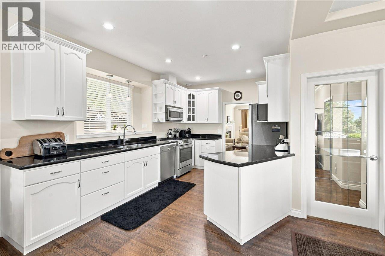 3493 Oxford Street Property Photo 11