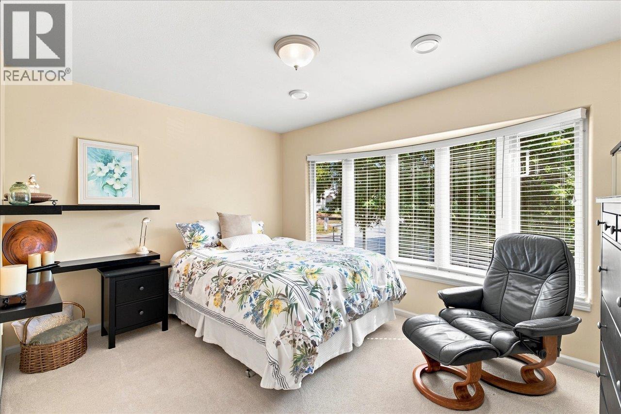 3493 Oxford Street Property Photo 32