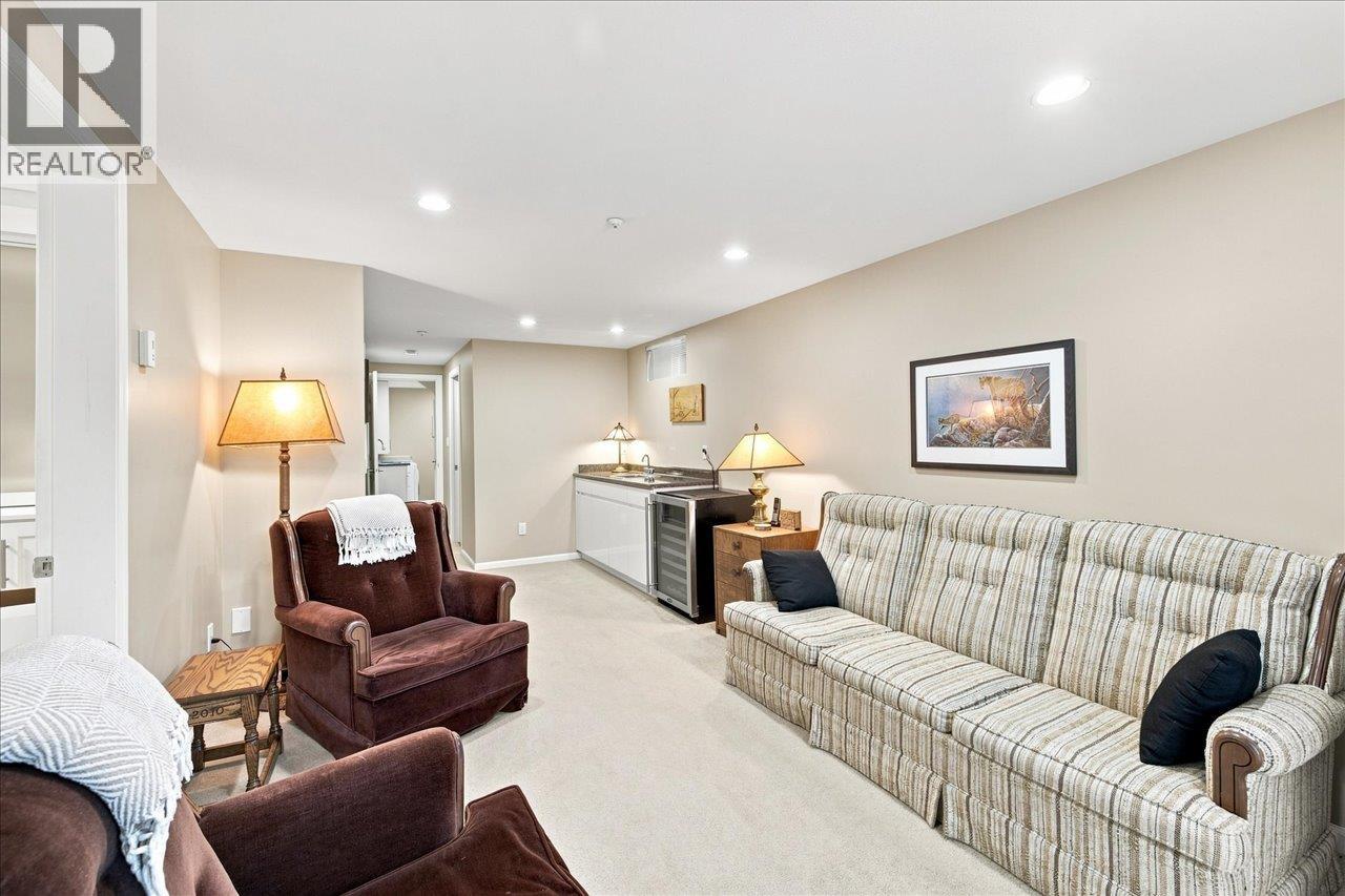 3493 Oxford Street Property Photo 36
