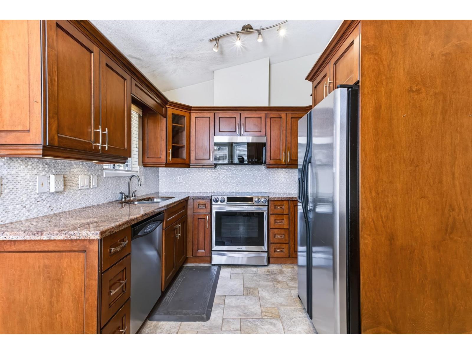 18 9208 208 Street Property Photo 9
